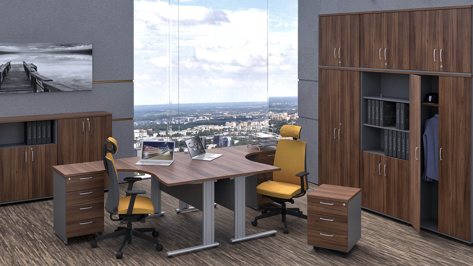 Meble biurowe (orzech) ustawione w pomieszczeniu - biurka narożne na stelażu metalowym, szafy aktowe oraz krzesła obrotowe.